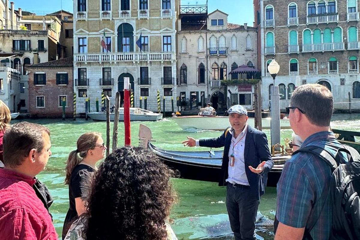 un uomo in piedi davanti a una barca in acqua