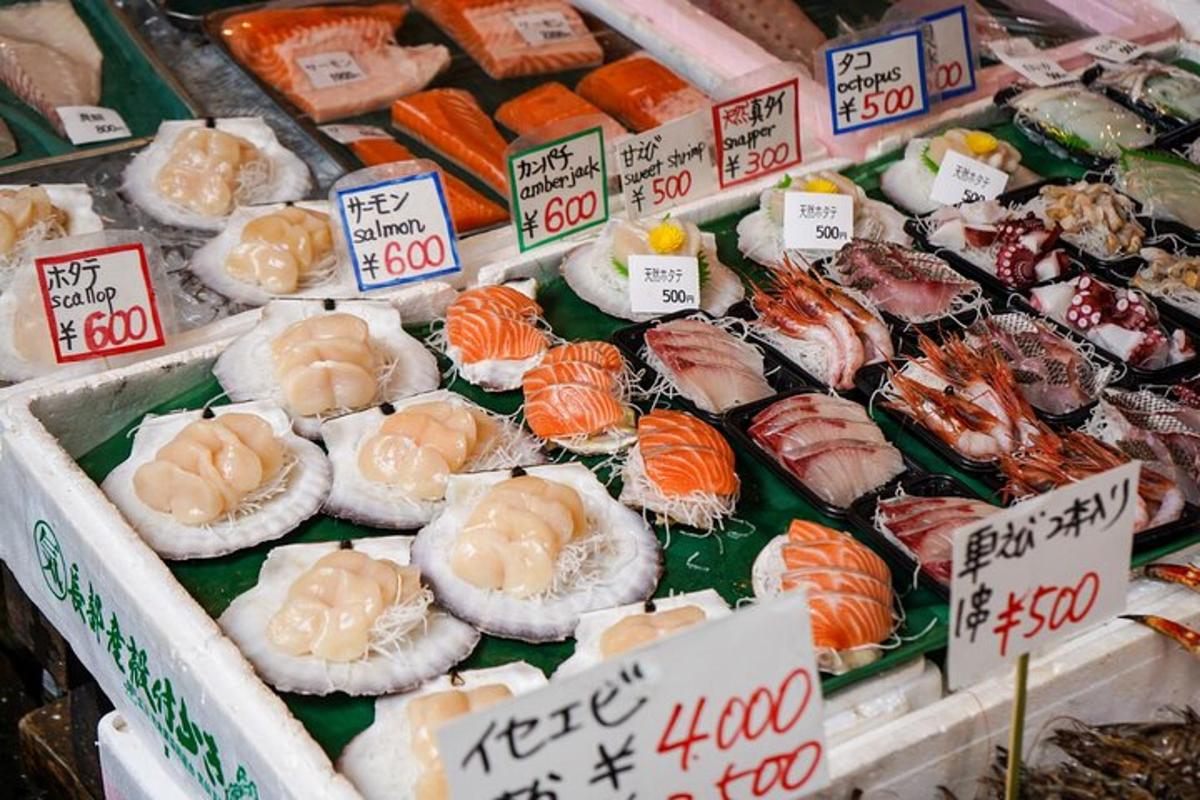 sushi és tenger gyümölcseinek kiállítása a piacon