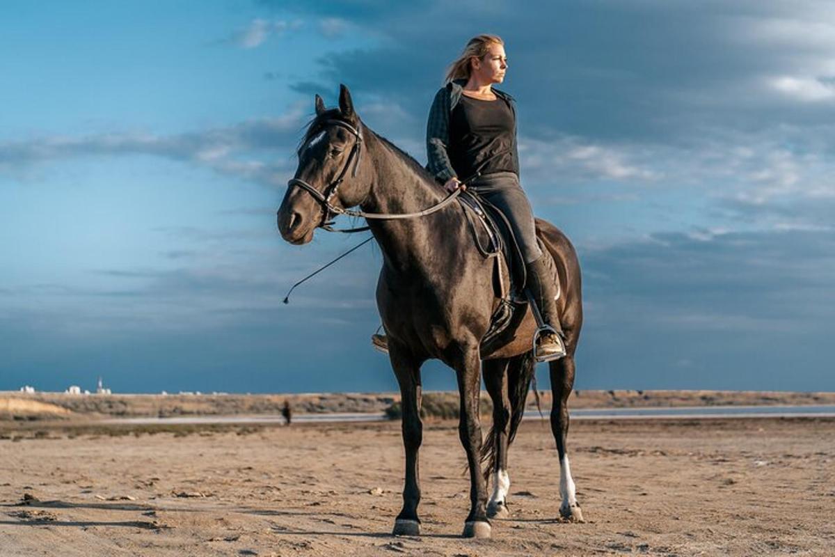una mujer montando a caballo en el desierto