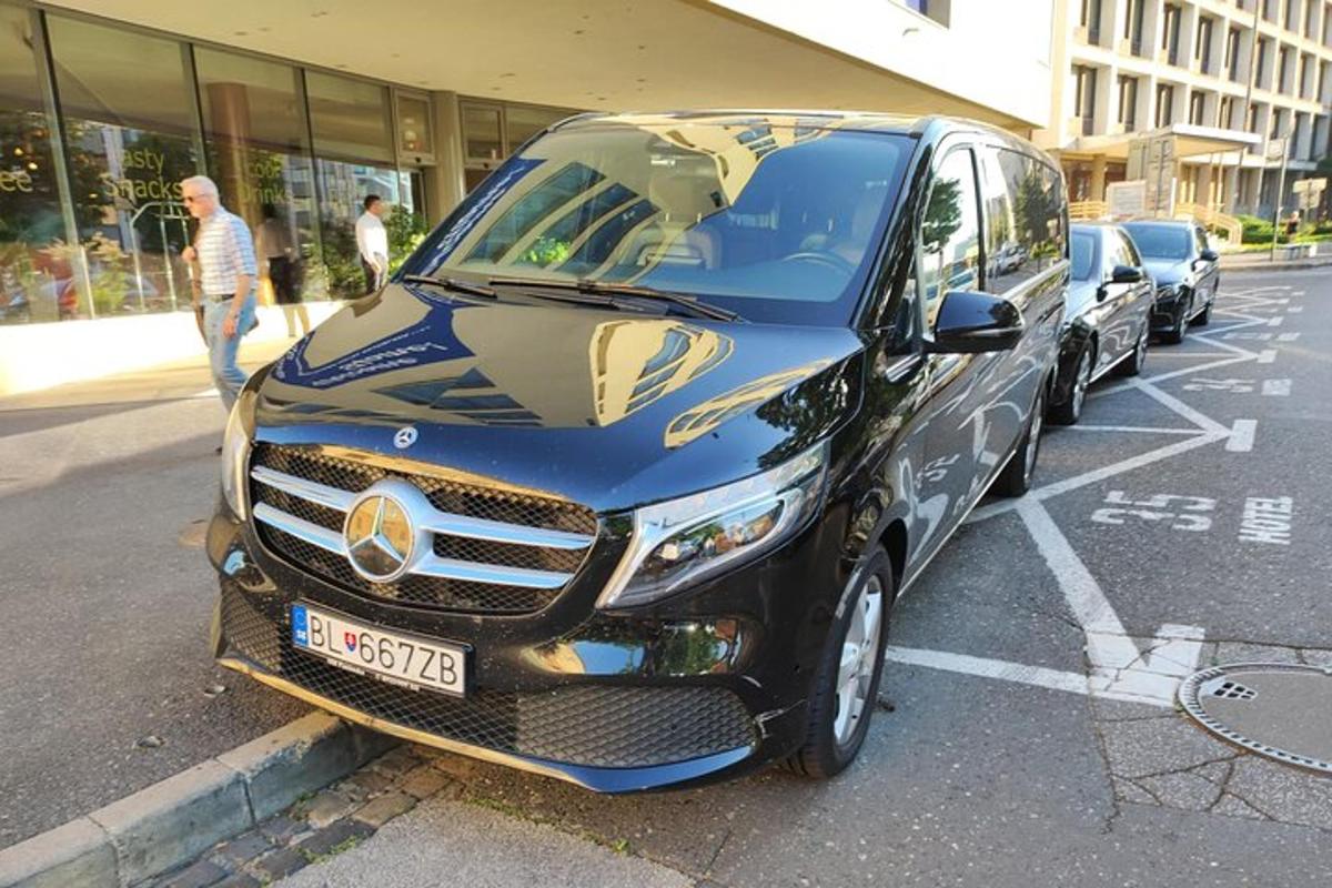 un'auto parcheggiata in un parcheggio di fronte a un edificio