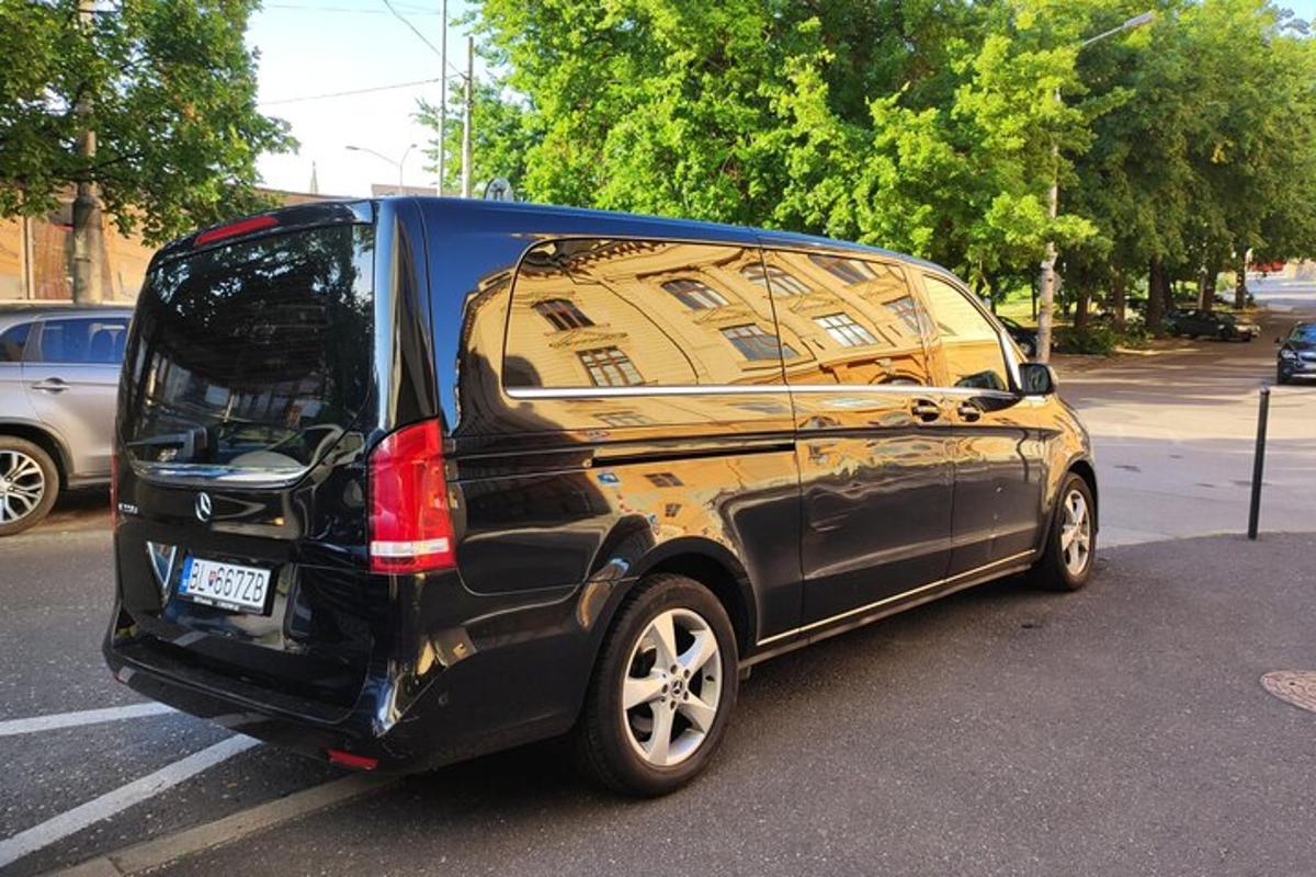 un furgone nero è parcheggiato in un parcheggio