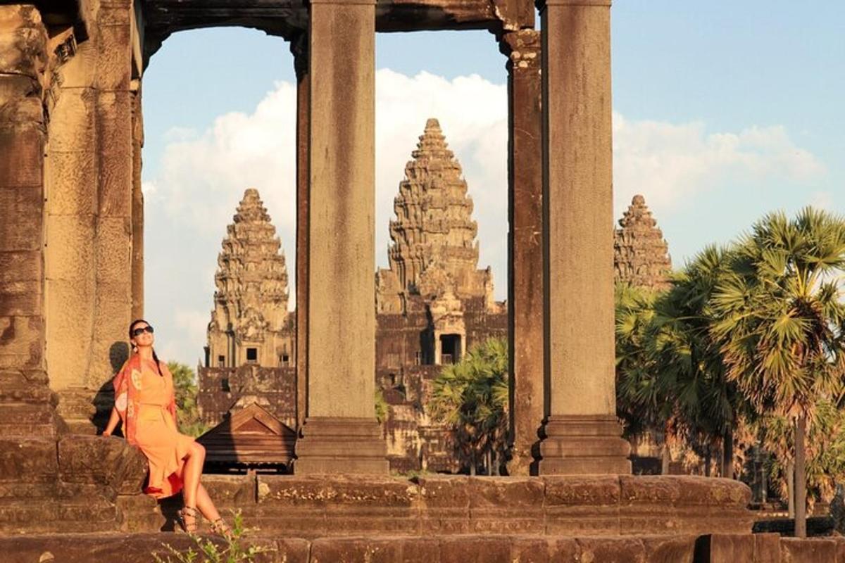 eine Frau in einem orangefarbenen Kleid steht vor einem Gebäude