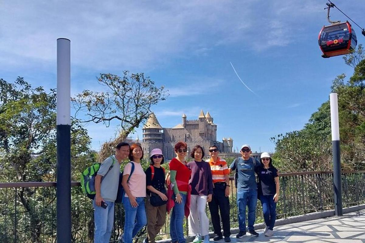 grupė žmonių, stovinčių priešais pilį