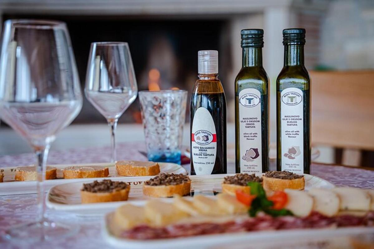 egy asztal két üveg borral és borospoharakkal