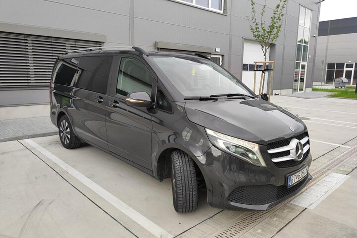 černá dodávka zaparkovaná na parkovišti