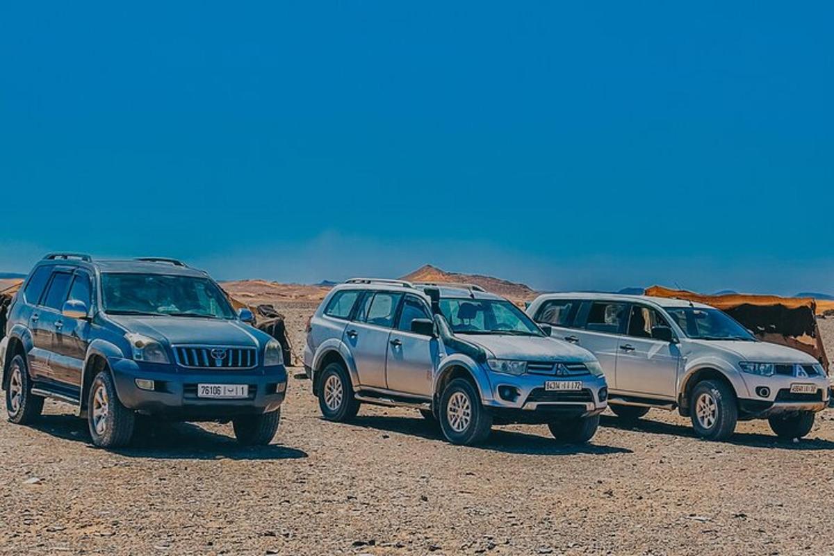τρία SUV είναι παρκαρισμένα στην έρημο