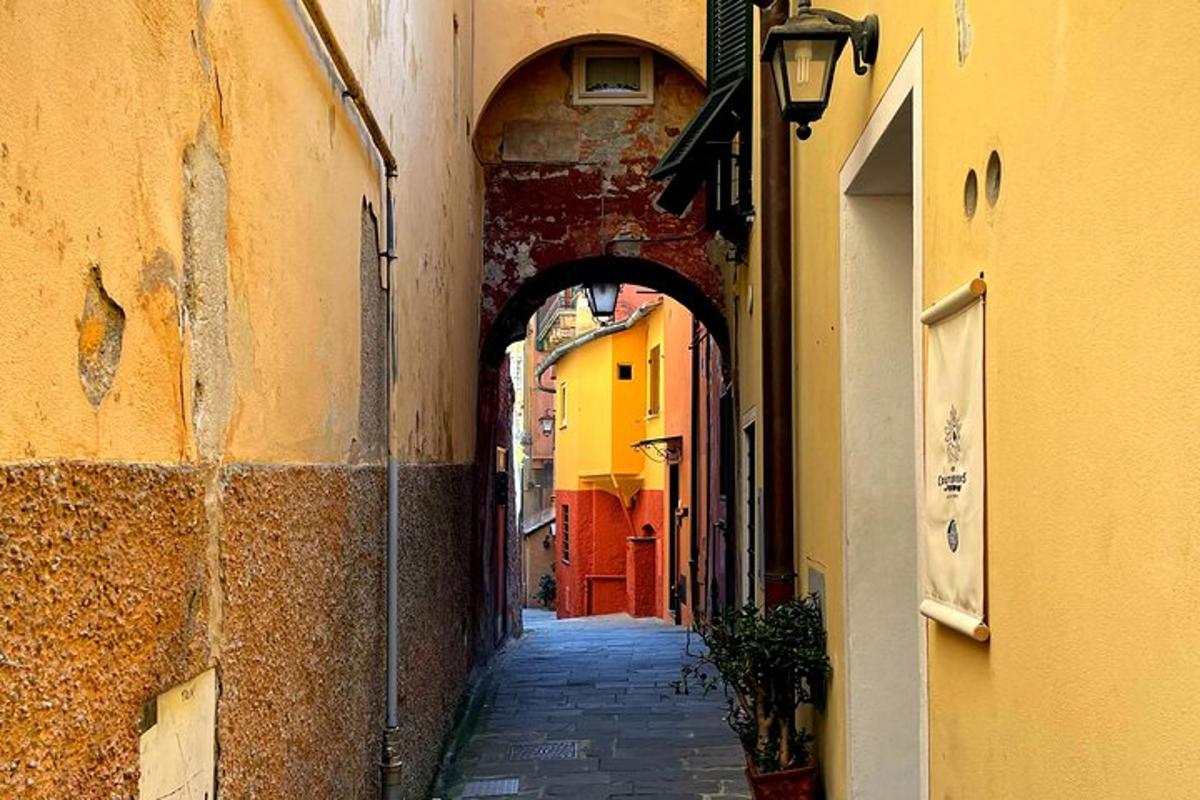 an alley with an archway between two buildings