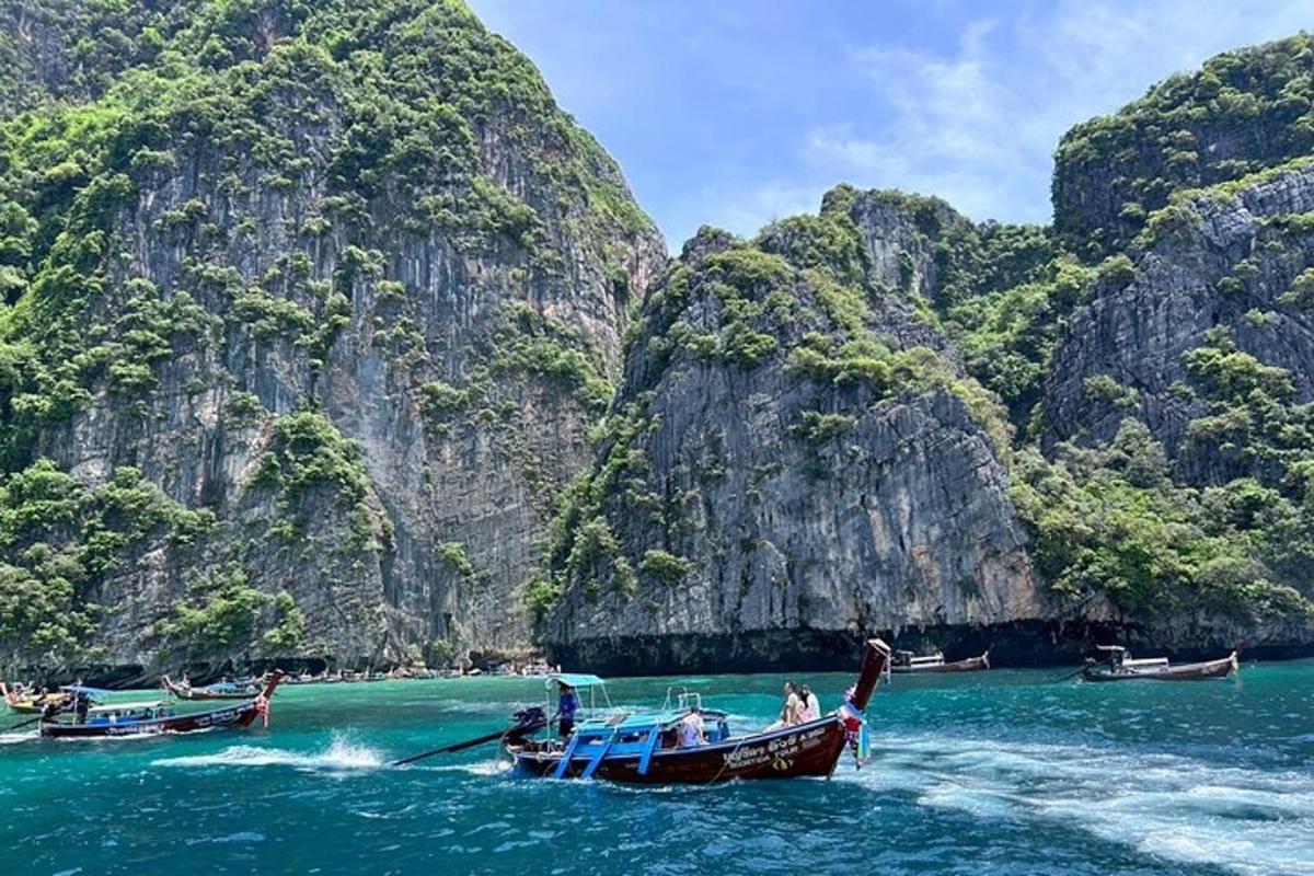 isang grupo ng mga tao sa isang bangka sa tubig