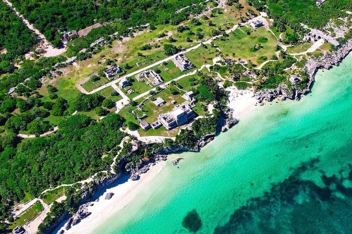 una vista aèria d'una platja i l'oceà