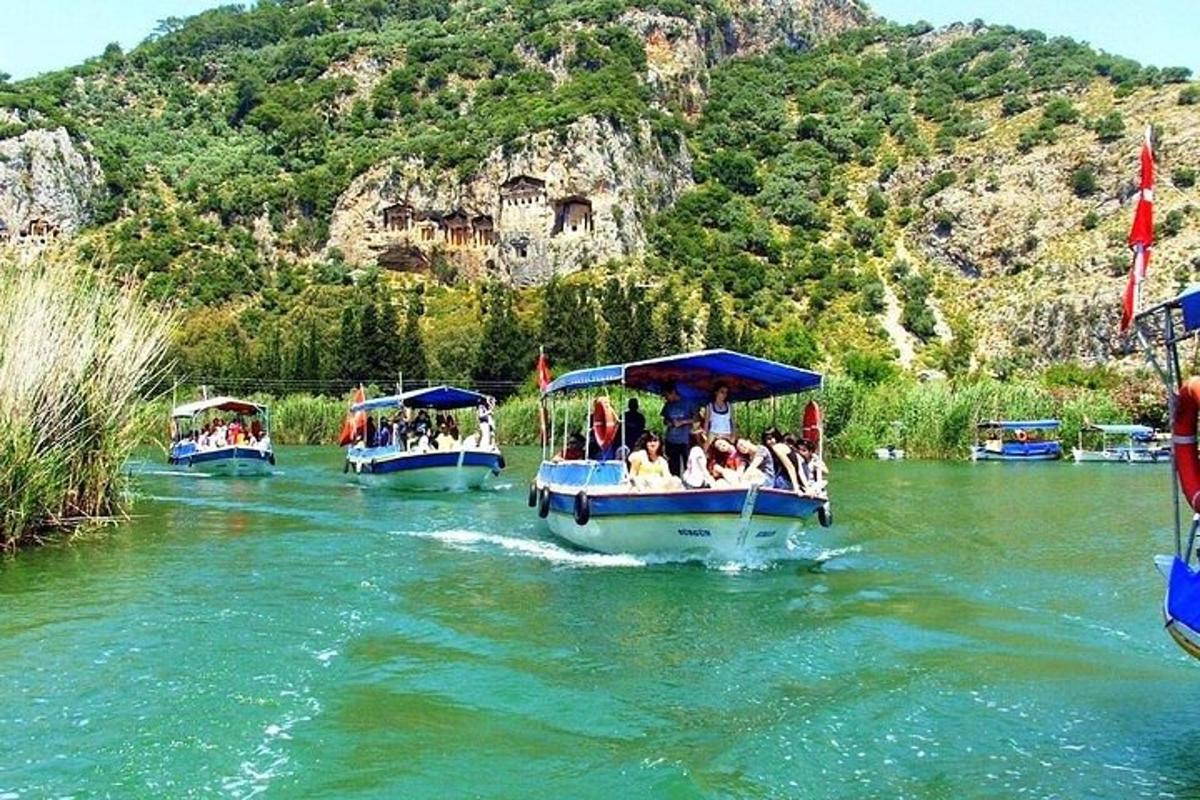 um grupo de pessoas em um barco em um rio
