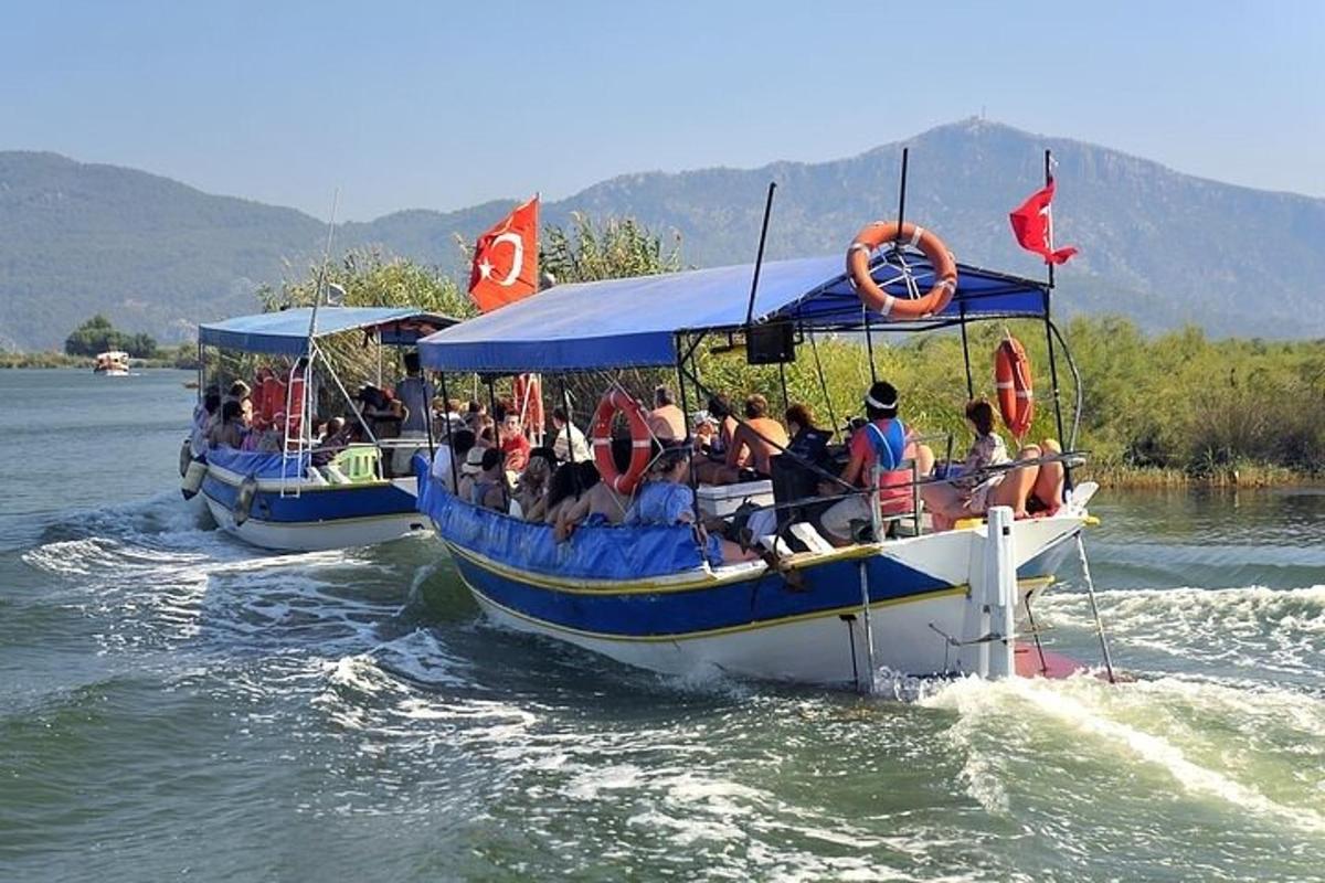 um grupo de pessoas andando de barco na água