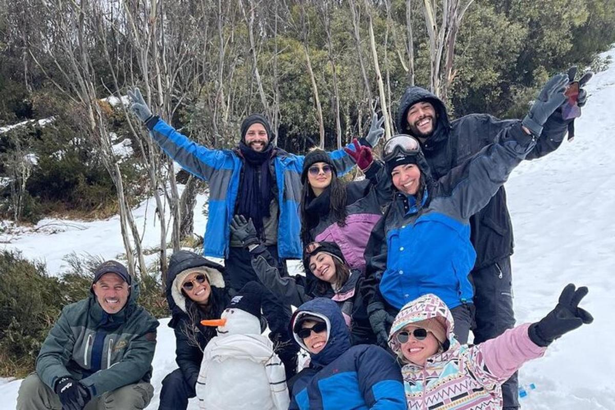 eine Gruppe von Menschen posiert für ein Foto im Schnee