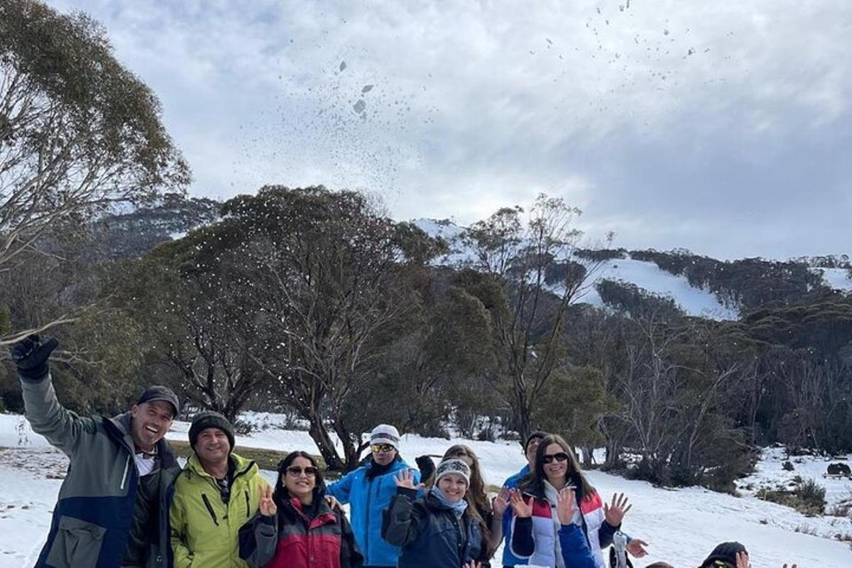eine Gruppe von Menschen posiert für ein Foto im Schnee