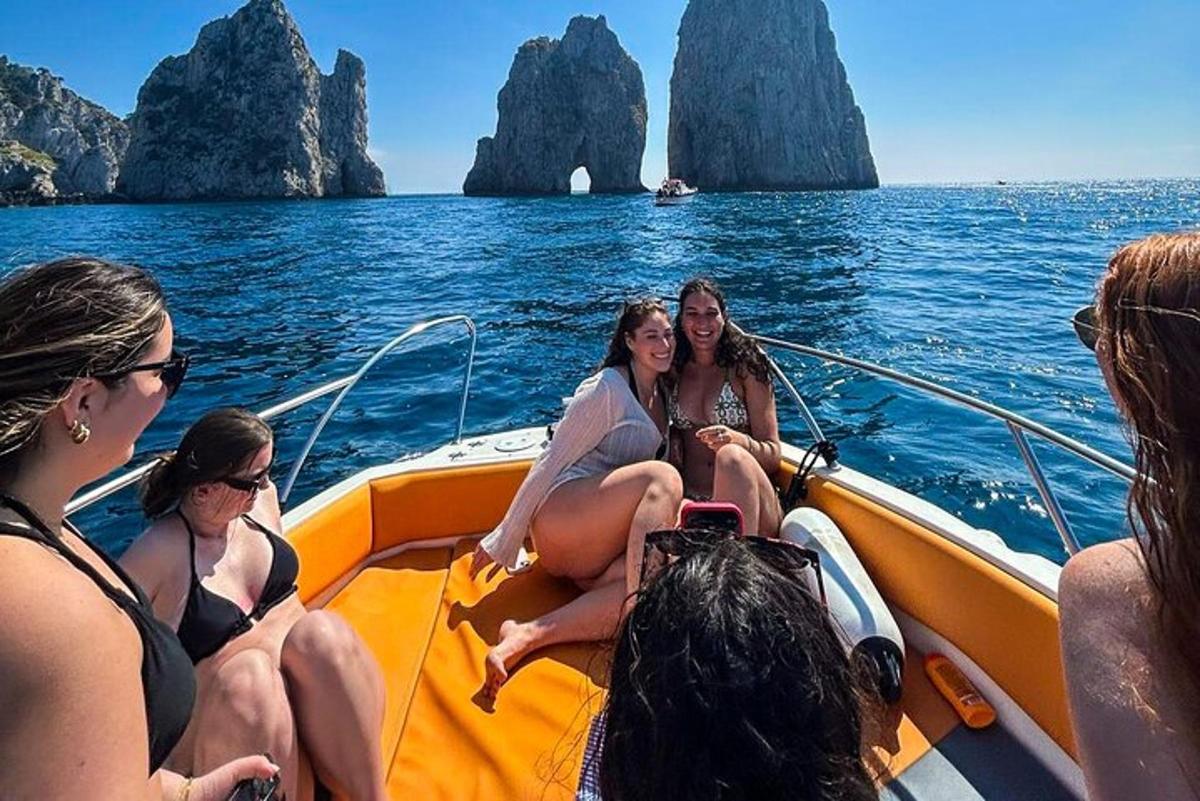 μια ομάδα γυναικών που κάθονται σε μια βάρκα στο νερό