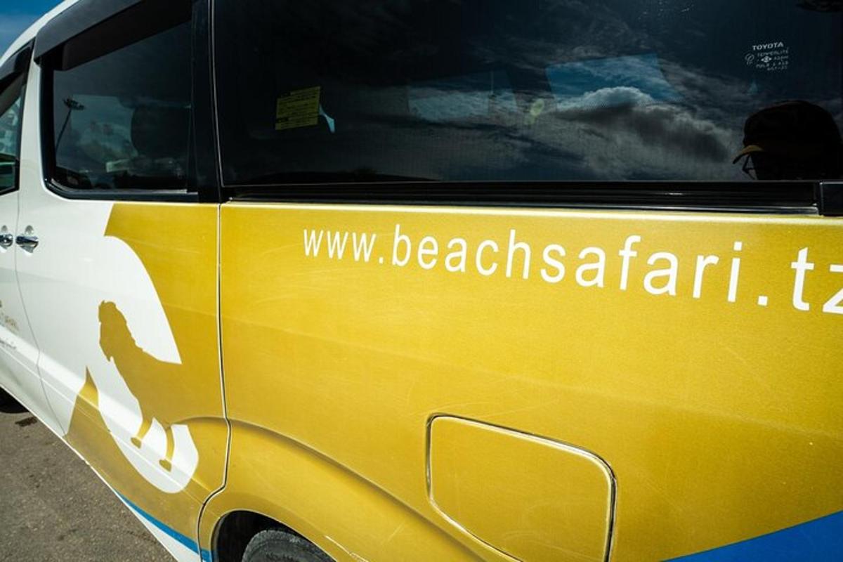 žlutobílá dodávka s nápisem beachefestival