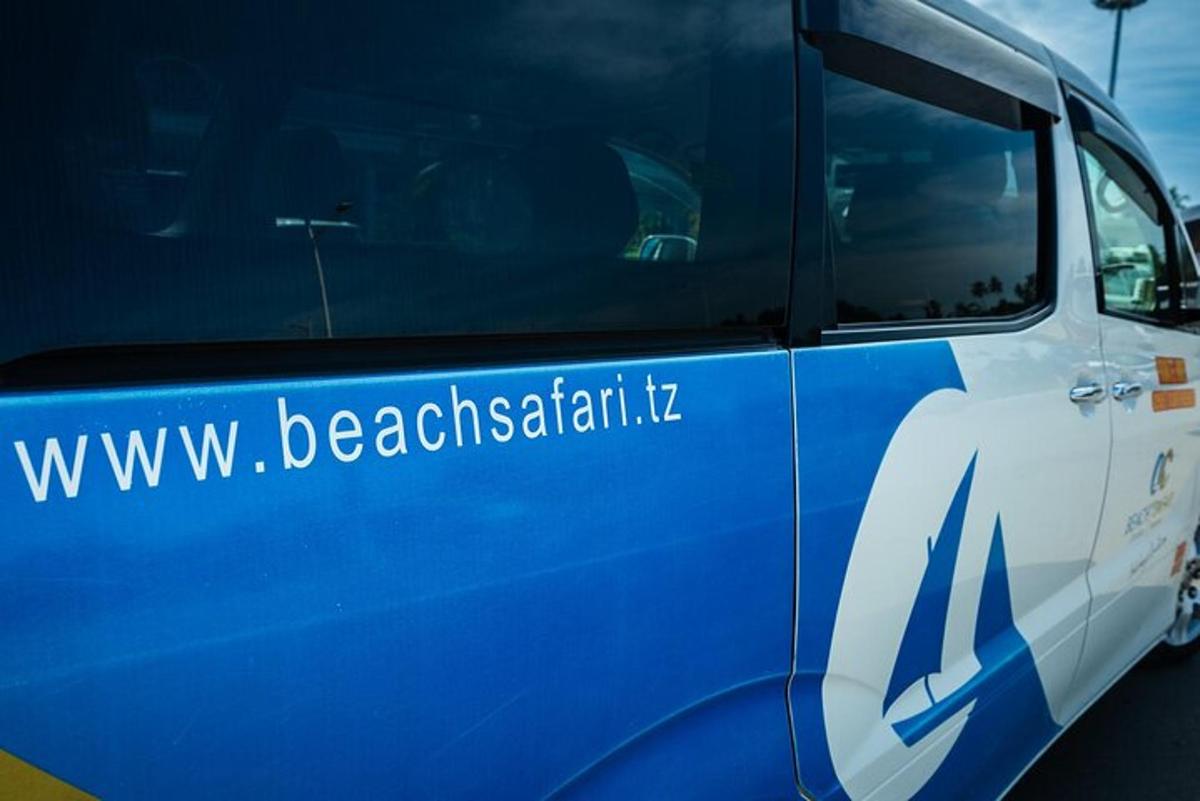 Modrobílá dodávka s nápisem beachatlanticatlantic ii