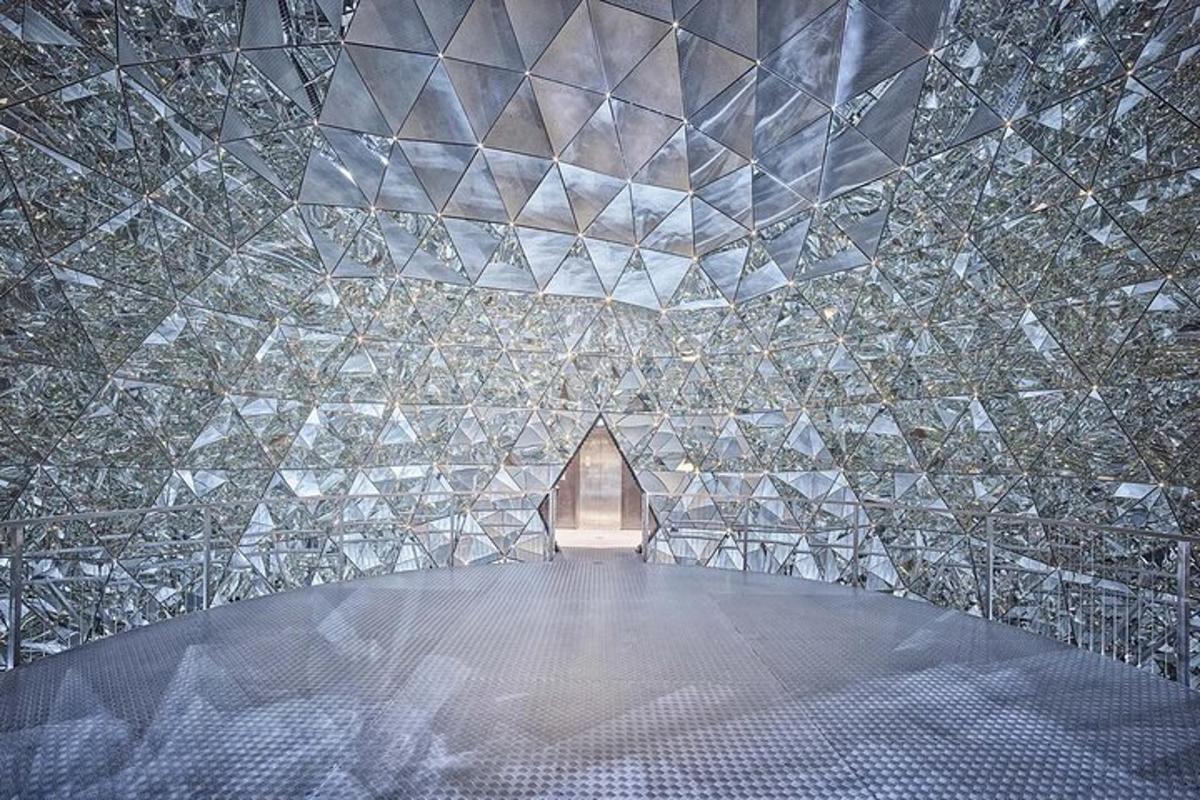 un gran edifici de vidre amb una porta al mig