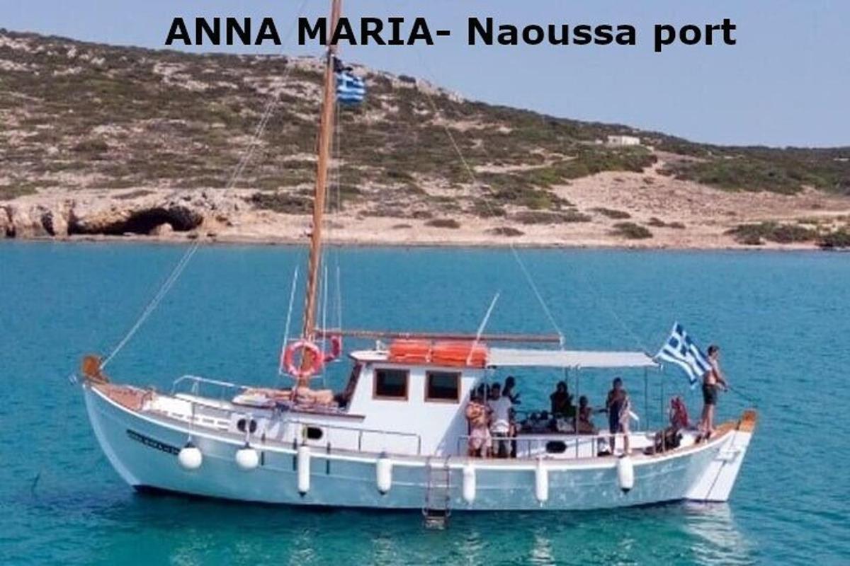 μια ομάδα ανθρώπων σε μια βάρκα στο νερό