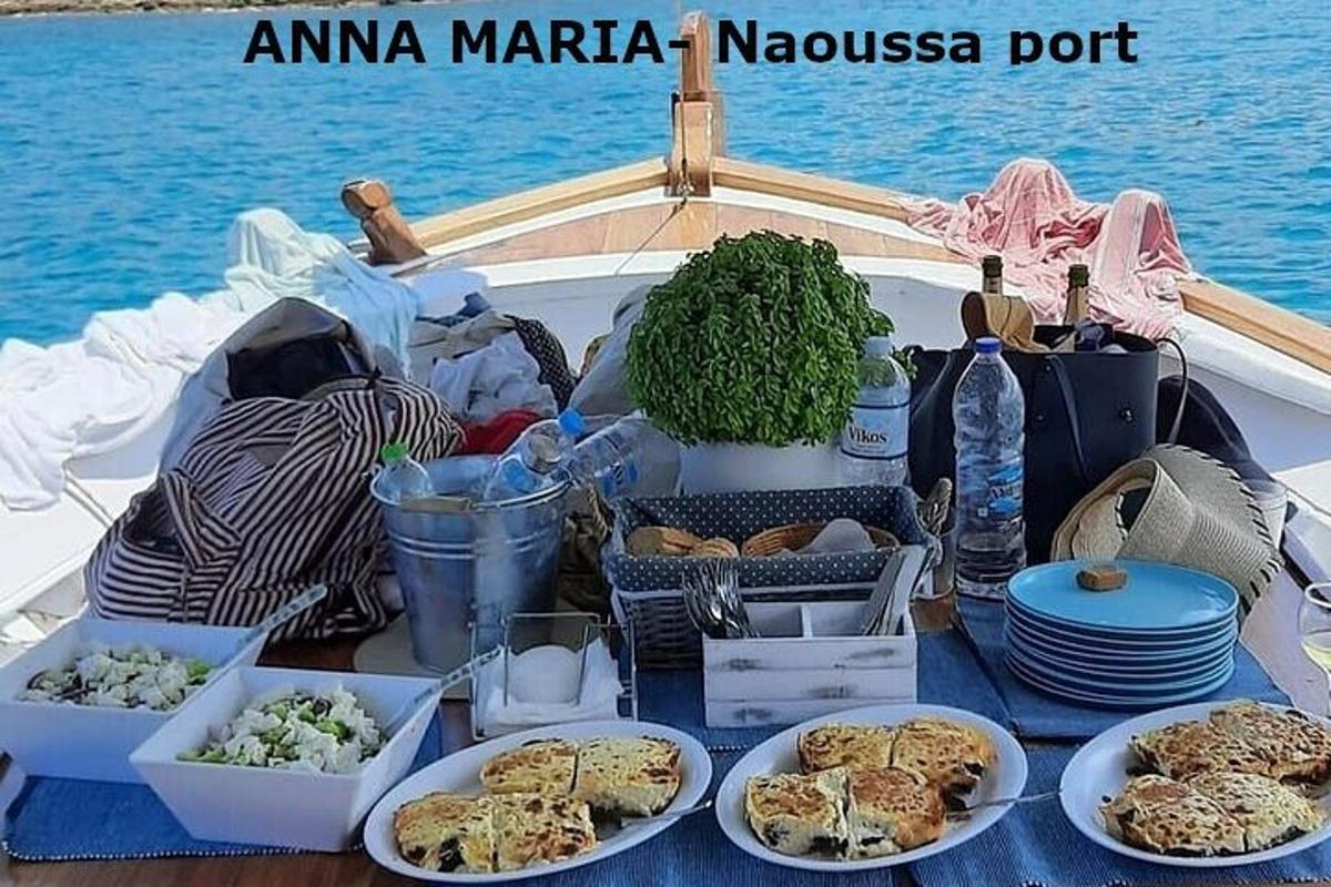 сто са тањирима хране на броду