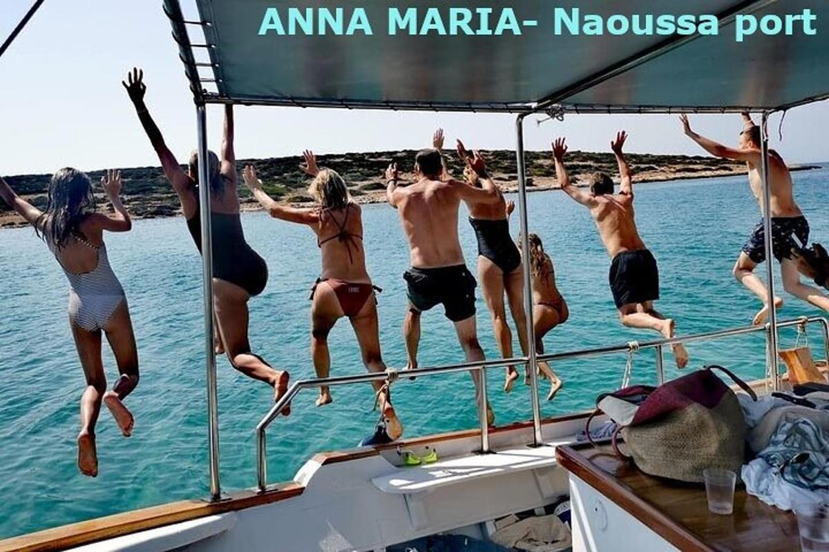 μια ομάδα ανθρώπων που πηδούν από μια βάρκα
