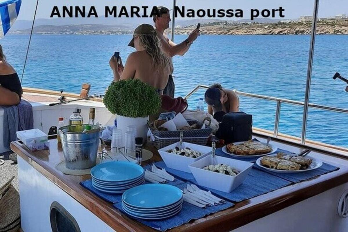 ένα τραπέζι με φαγητό σε μια βάρκα στο νερό
