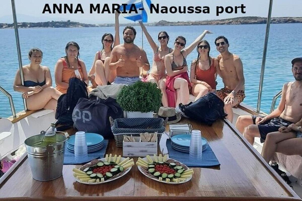 hópur fólks situr á báti