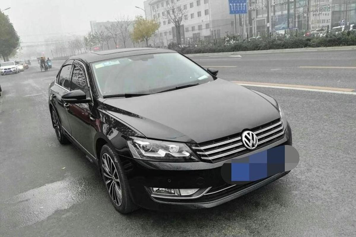 musta auto on pysäköity kadulle