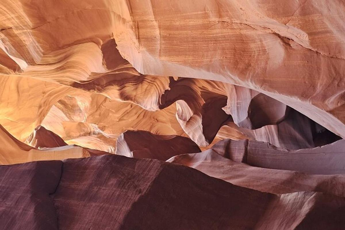 una vista des de dalt d'un canyó de ranura