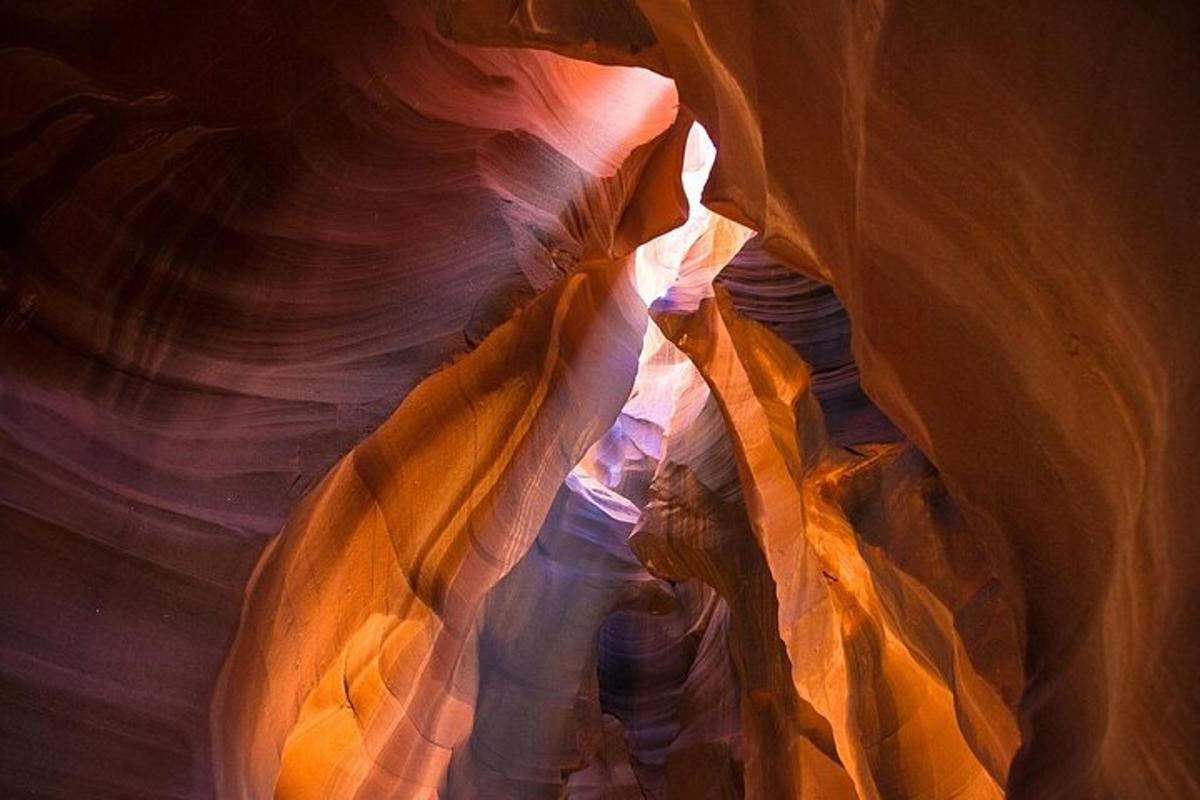 eine Person geht durch einen Slot Canyon