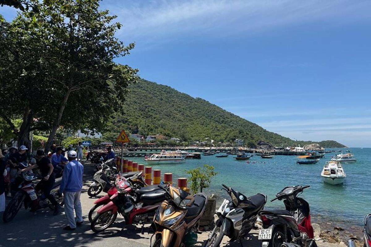 skupina motornih koles, parkiranih ob vodni površini