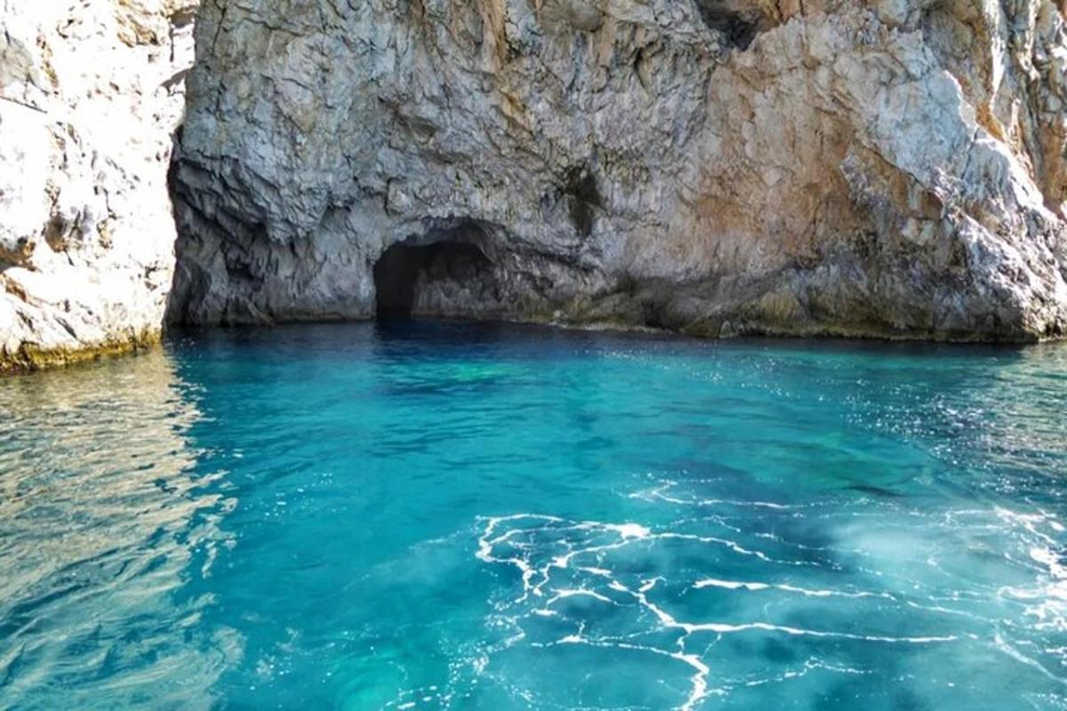 una piscina de agua azul frente a un acantilado