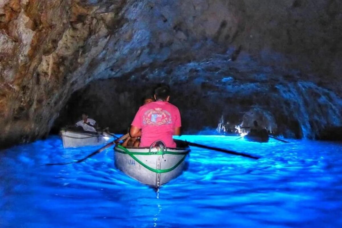 un hombre en un barco en una cueva