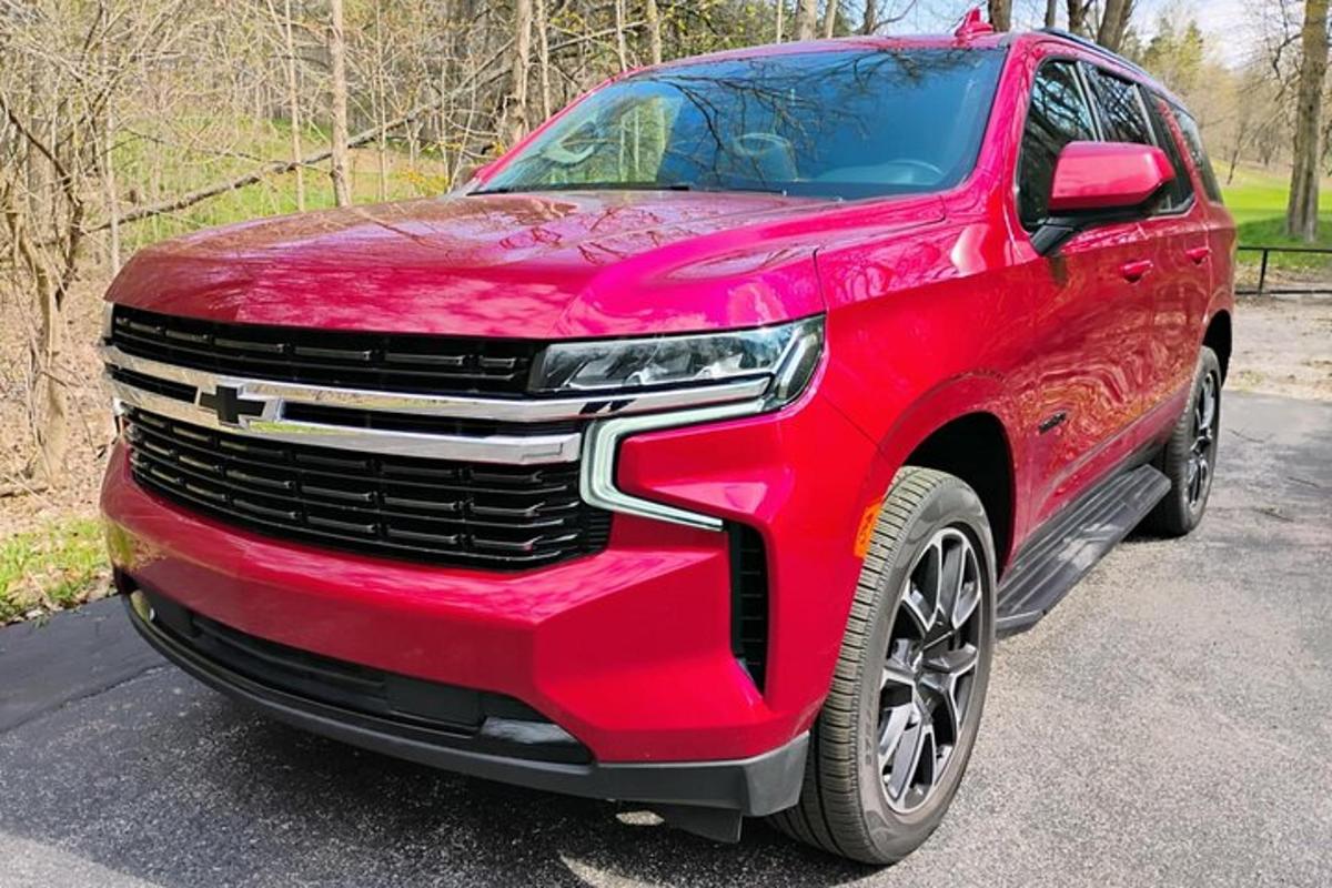 um caminhão vermelho estacionado em um estacionamento