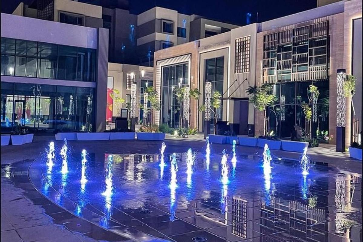 建筑物中间的喷泉