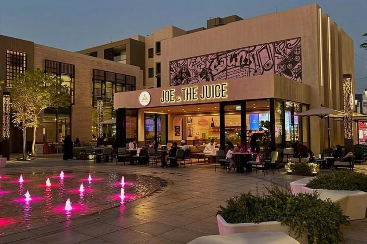 一栋建筑前有粉色灯光的餐厅