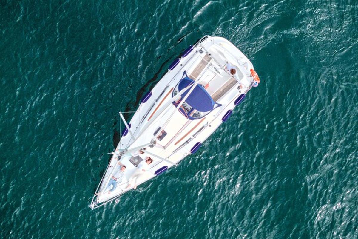 una barca bianca in mezzo all'acqua