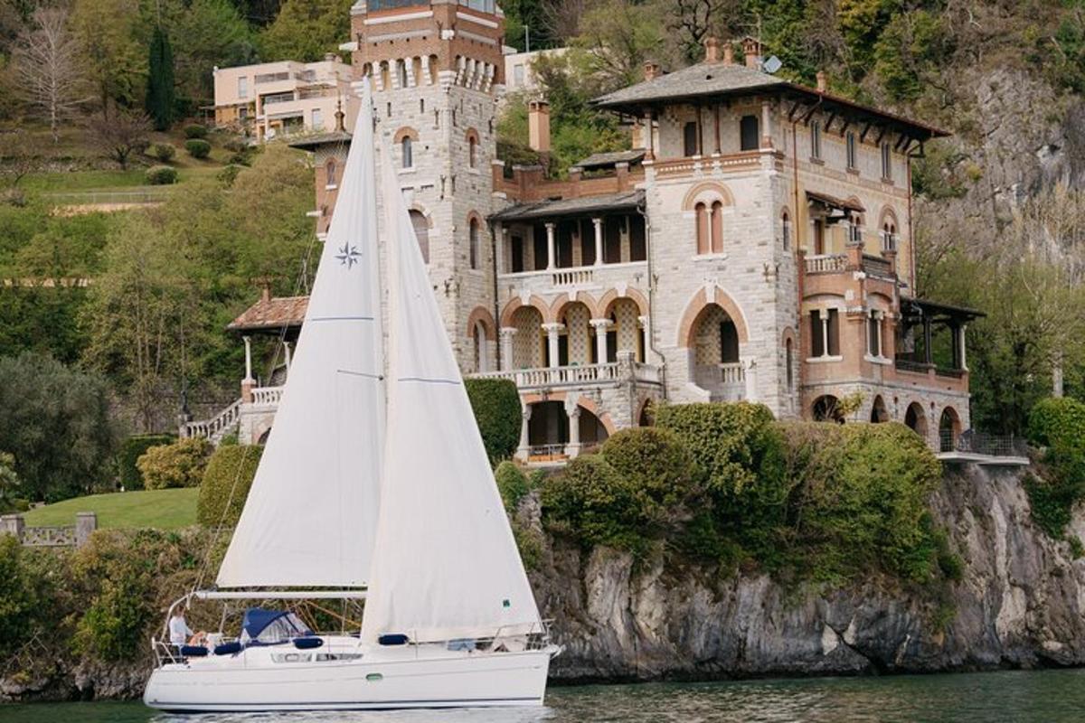 una barca a vela davanti a una grande casa