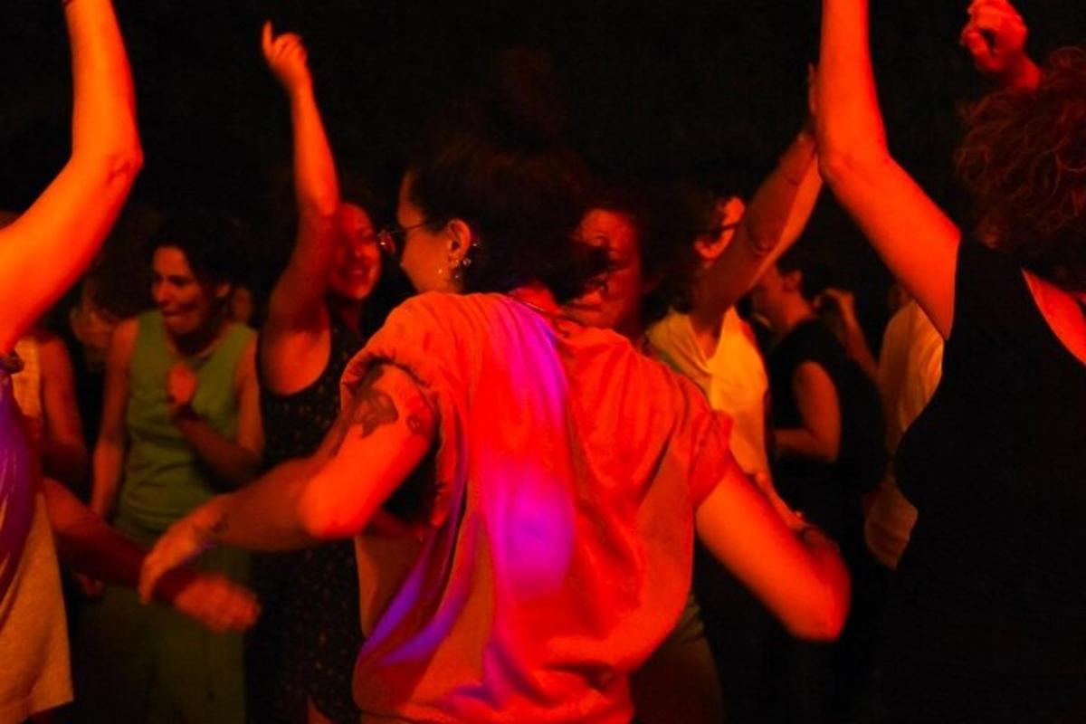 un gruppo di persone che ballano a una festa