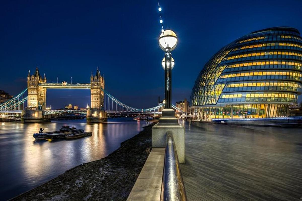 kilátás a Tower Bridge-re és London látképére éjszaka