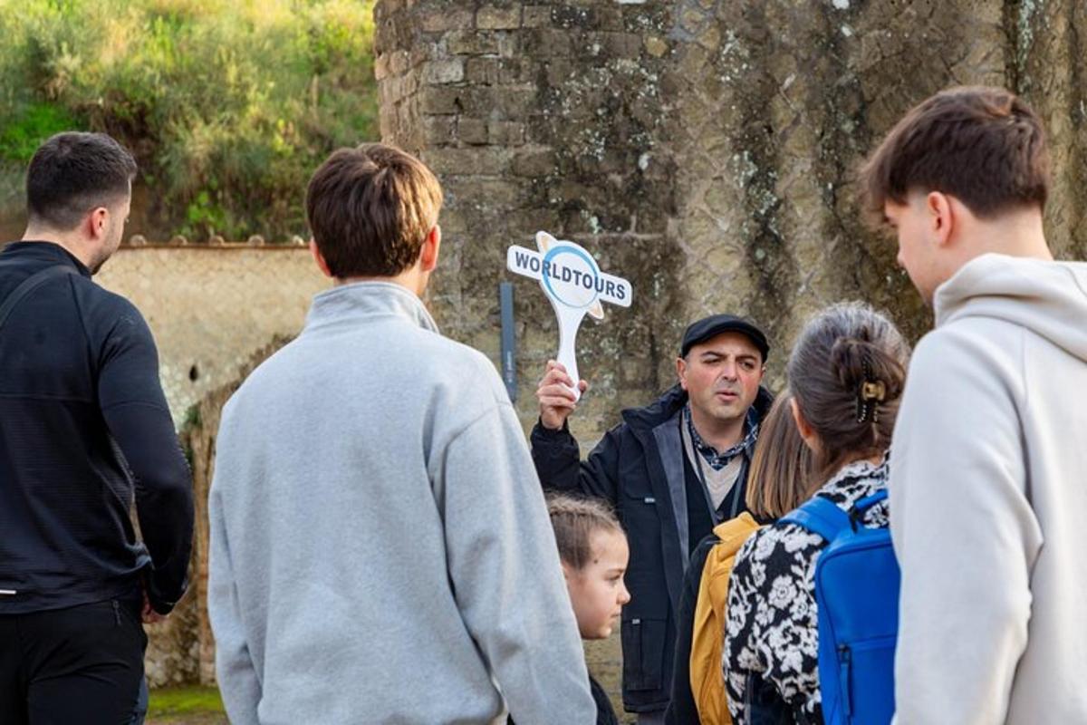 skupina lidí stojící kolem muže držícího ceduli
