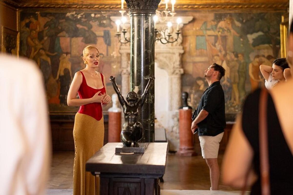 une femme debout dans une pièce avec un microphone