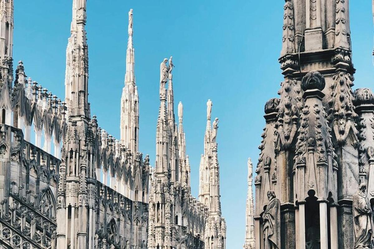 um edifício ornamentado com um monte de torres