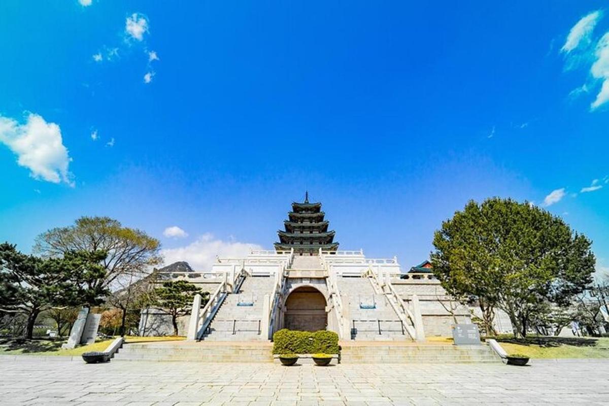 um grande edifício com um pagode ao fundo