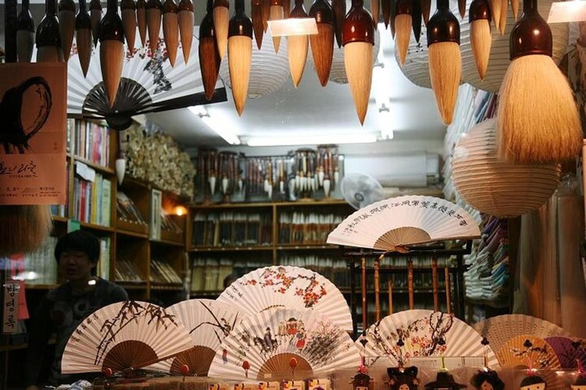 uma exposição de guarda-chuvas de papel em uma loja