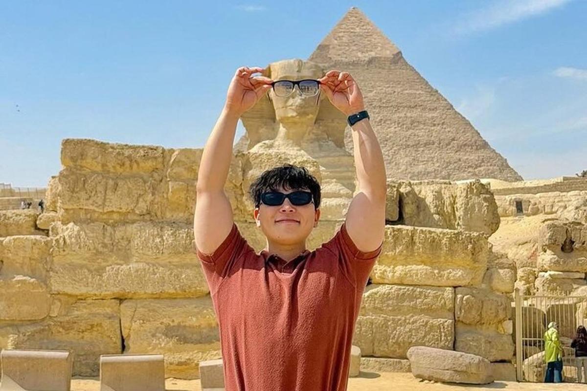 ein Mann steht vor den Pyramiden