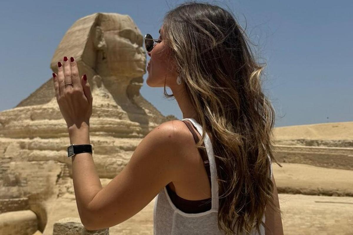 eine Frau steht vor den Pyramiden