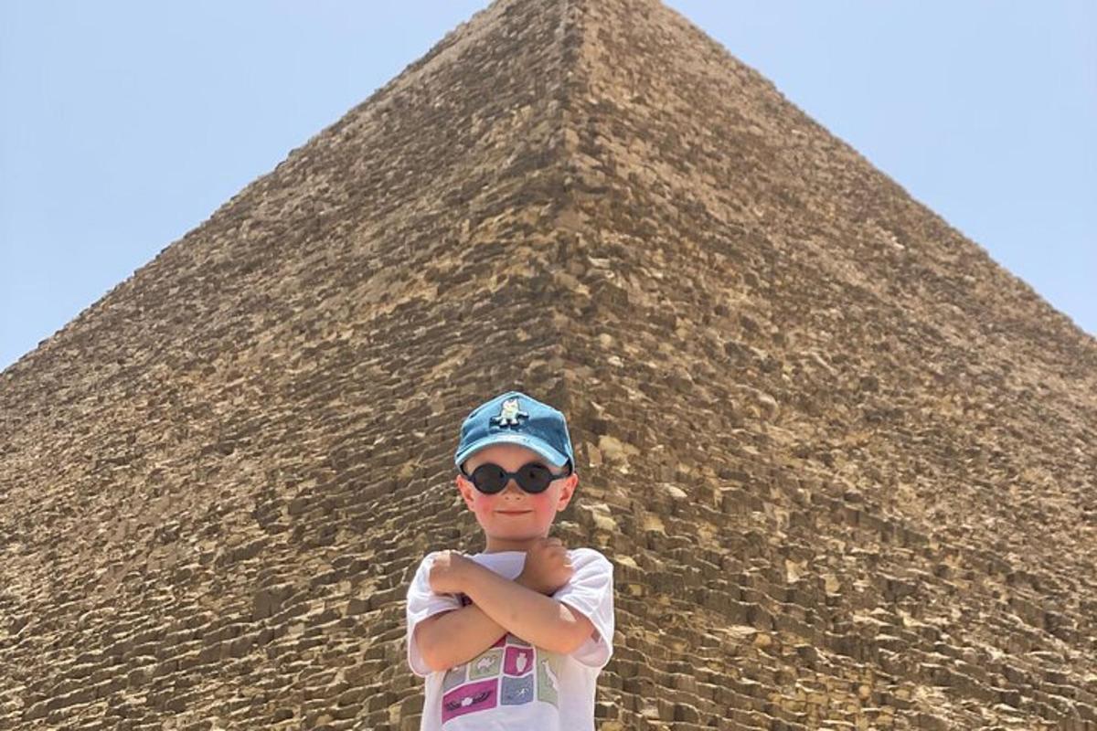 ein kleiner Junge steht vor einer Pyramide
