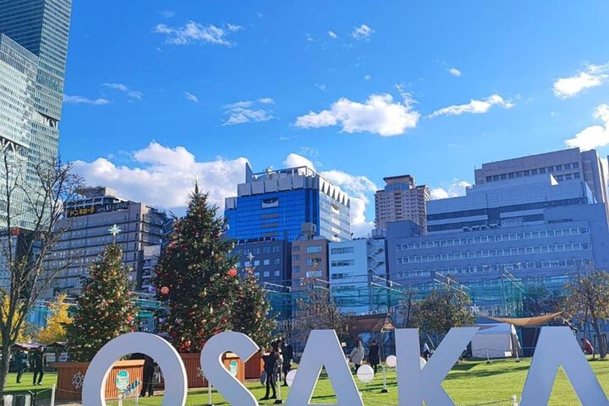 μια πινακίδα με ένα χριστουγεννιάτικο δέντρο μπροστά από μια πόλη