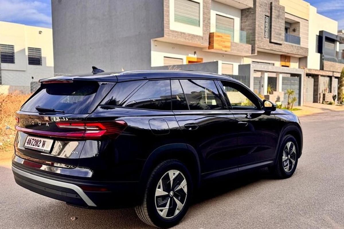 černé auto zaparkované před budovou