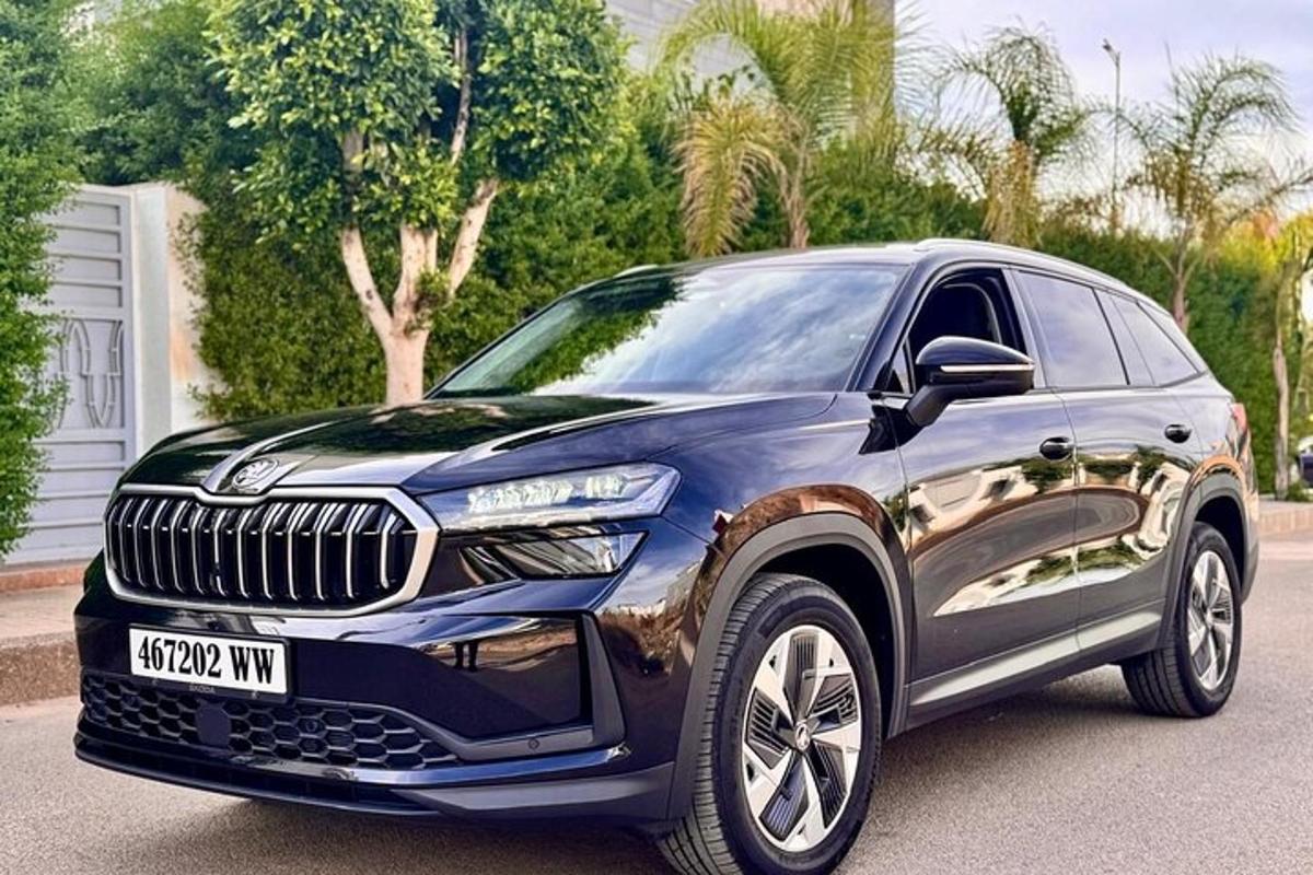 černé SUV zaparkované na příjezdové cestě